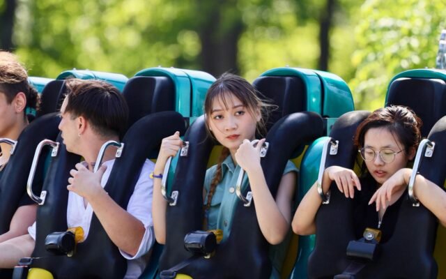 Jeunes visiteurs installés dans un grand huit, prêts pour une attraction comme Kondaa à Walibi