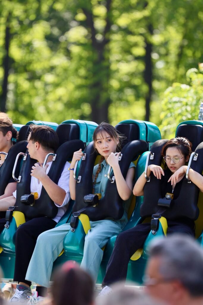 Jeunes visiteurs installés dans un grand huit, prêts pour une attraction comme Kondaa à Walibi