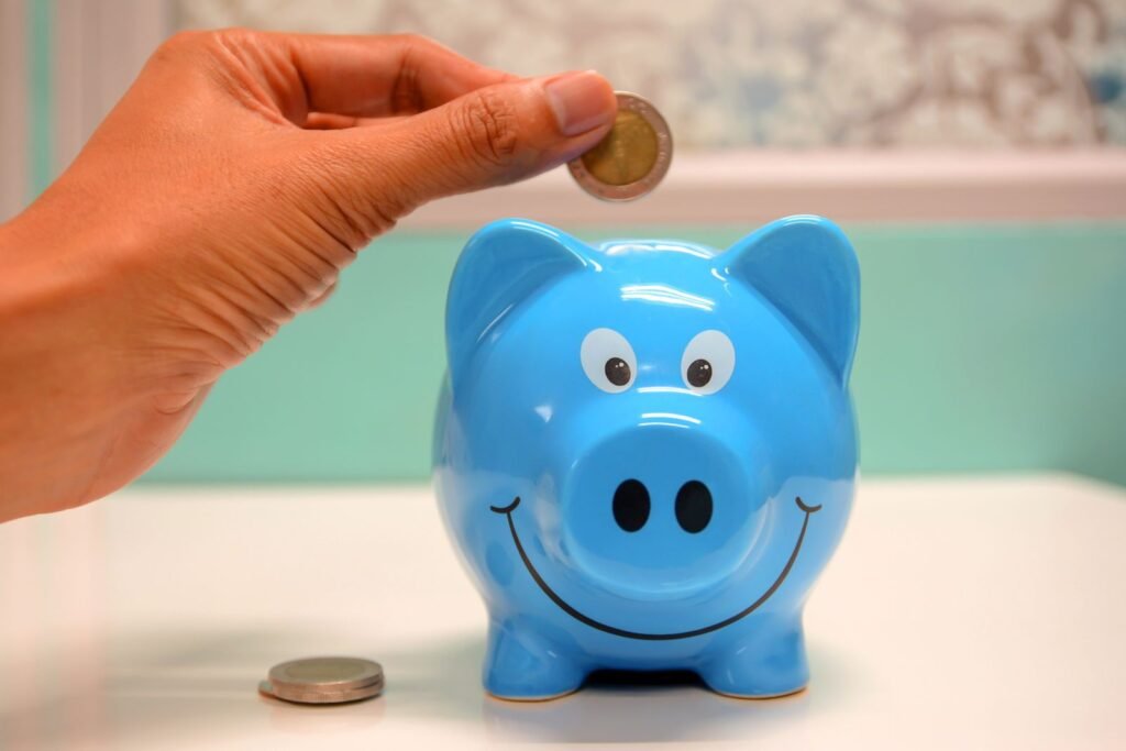 Billets et argent sur une table, astuces pour un billet Disneyland pas cher