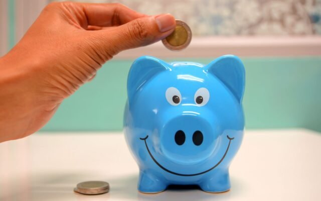 Billets et argent sur une table, astuces pour un billet Disneyland pas cher