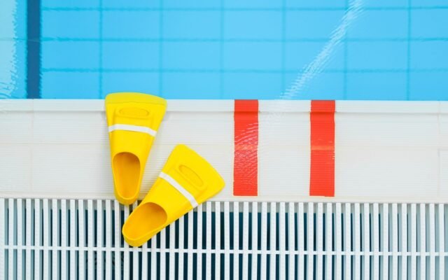 Palmes jaunes au bord d'une piscine, pour illustrer la réglementation sur le burkini à Aqualibi