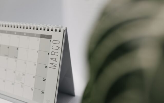 Calendrier de bureau sur une table, planifier sa visite avec le calendrier d ouverture de Plopsaland