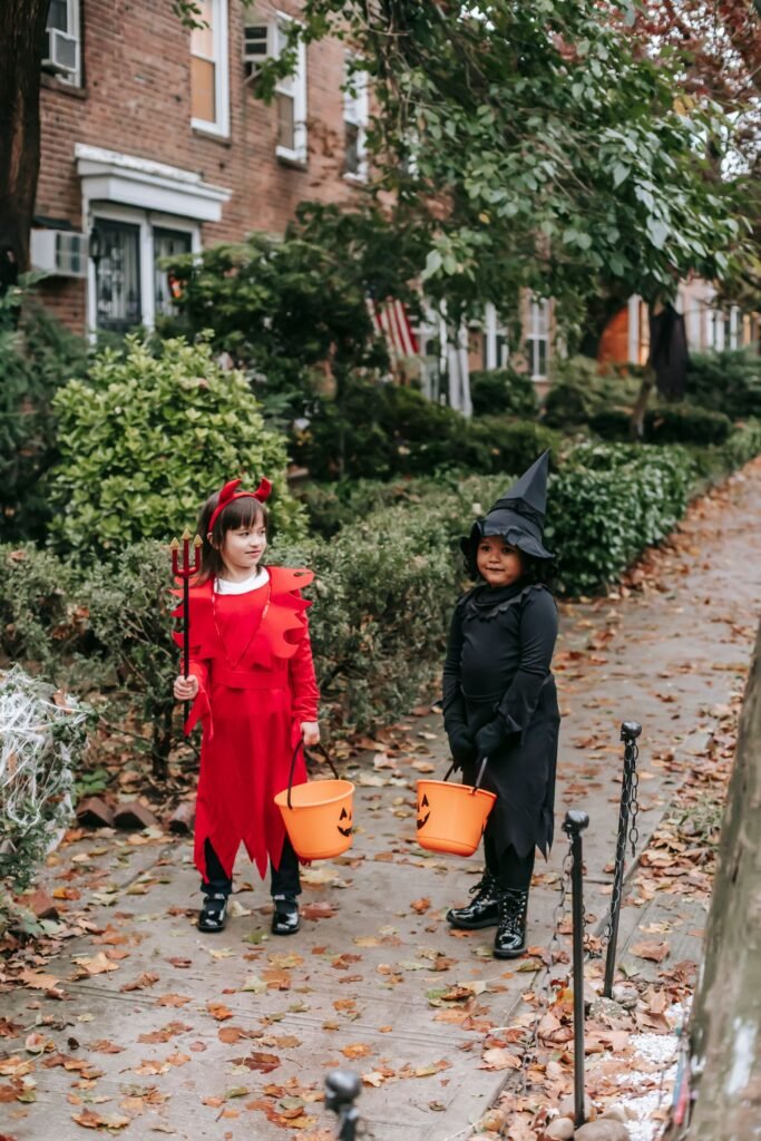 Enfants déguisés en sorcière et en diable, le déguisement d'Halloween autorisé à Walibi pour les moins de 13 ans