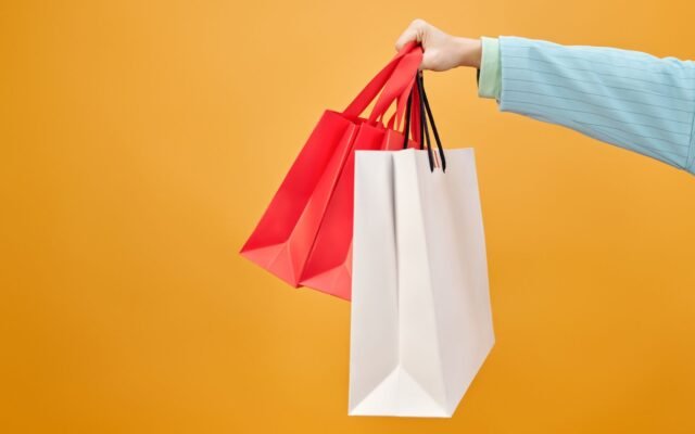 Personne tenant des sacs de shopping, à défaut de distributeur automatique de maillot à Aqualibi