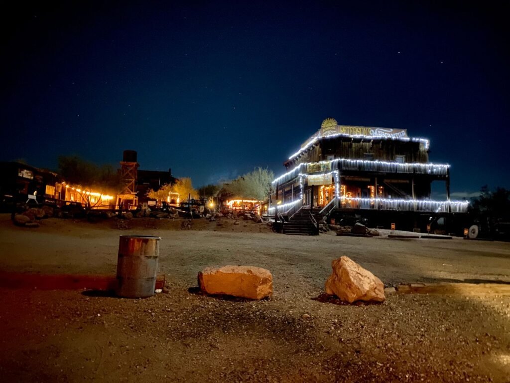 Bâtiment en bois de style western illuminé la nuit, Halloween à la Mer de Sable