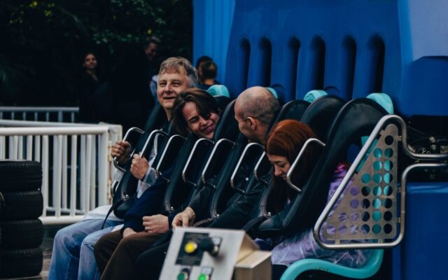 Visiteurs assis dans une attraction, la question de la file single rider sur Kondaa à Walibi