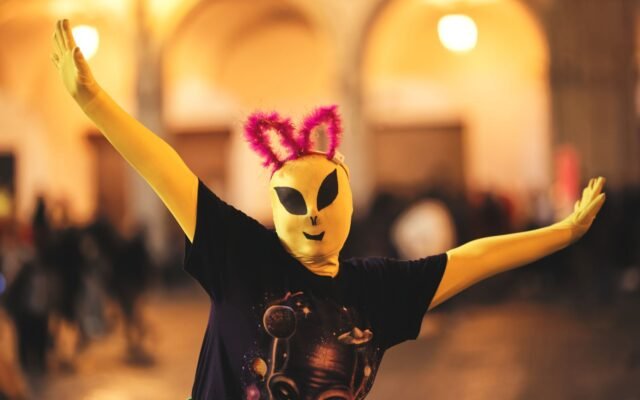 Personne en costume d alien jaune lors d une fête, Futuroween et Halloween au Futuroscope