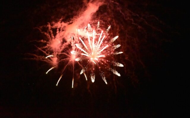 Feu d artifice rouge dans le ciel de nuit, nocturnes Halloween avec feu d artifice à Bellewaerde