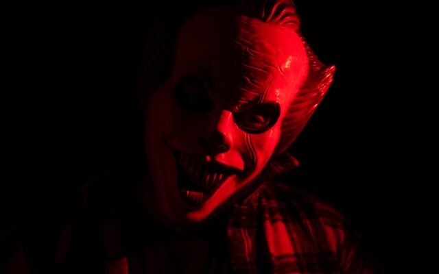 Figure masquée effrayante sous une lumière rouge, Halloween Horror Festival à Movie Park Germany