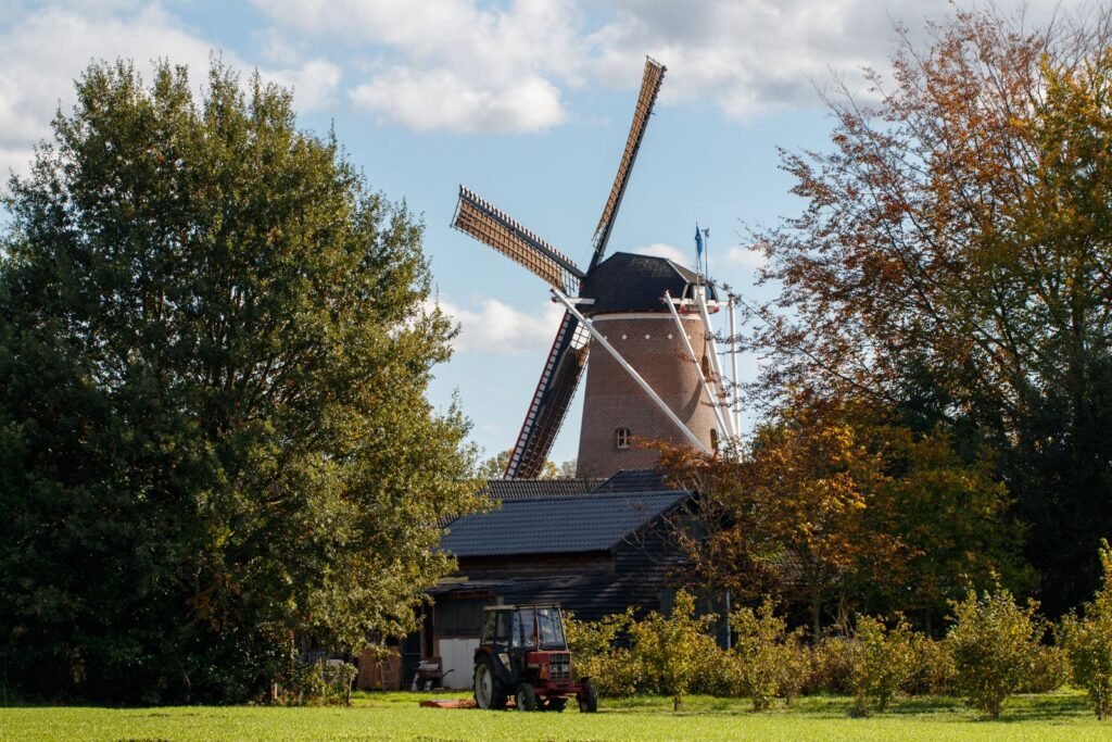 Moulin à vent néerlandais entouré d arbres d automne, parcs Halloween aux Pays-Bas