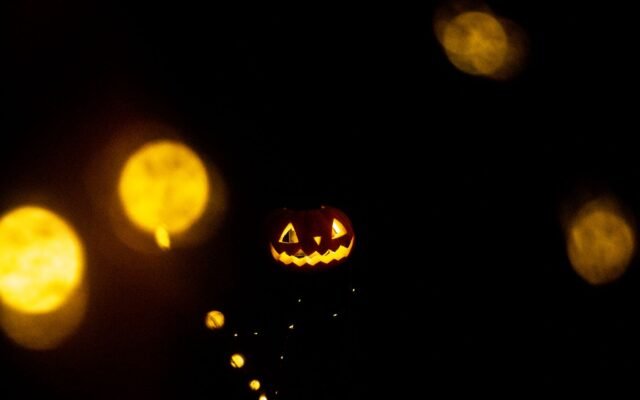 Citrouille illuminée dans la nuit d'Halloween, en attendant l'heure du feu d'artifice à Walibi