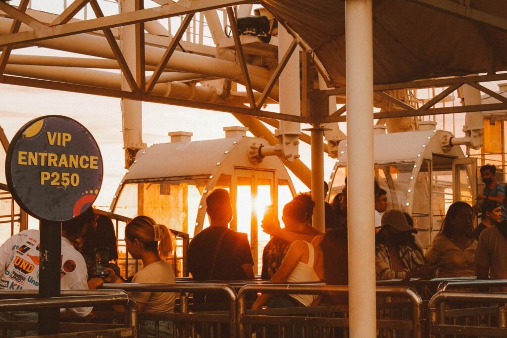 Visiteurs devant une grande roue au coucher du soleil, à la recherche de l'heure idéale pour faire le Kondaa