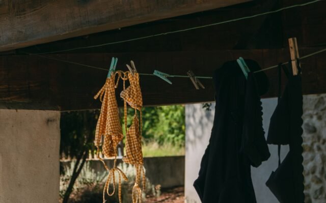 Vêtements et serviettes qui sèchent sur un fil, la question de la location de maillot à Aqualibi