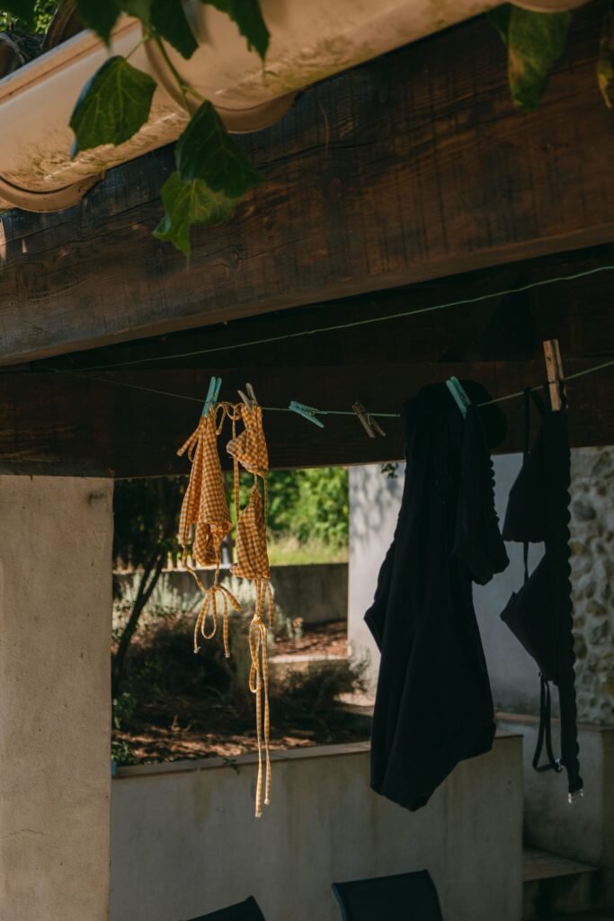 Vêtements et serviettes qui sèchent sur un fil, la question de la location de maillot à Aqualibi