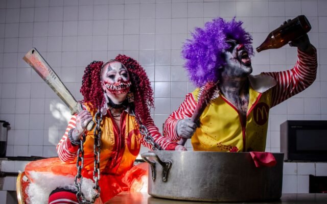 Deux clowns effrayants maquillés dans une cuisine, maisons hantées de Bobbejaanland pour Halloween