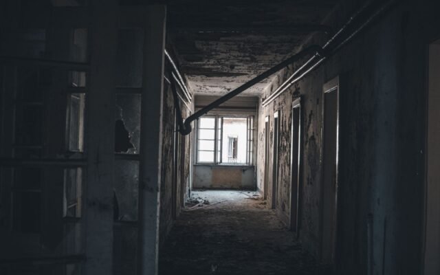 Couloir sombre d un bâtiment abandonné, maisons hantées de Walibi pour Halloween