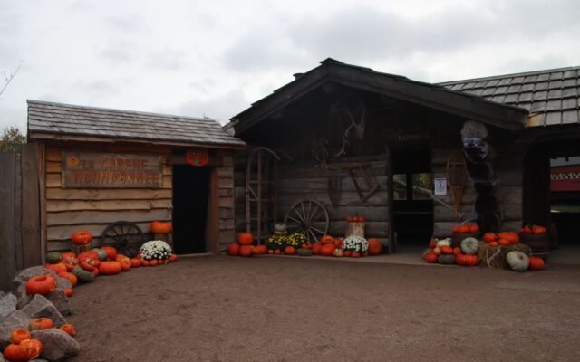 Cabane en bois décorée de citrouilles pour l automne, Nigloween et Halloween à Nigloland
