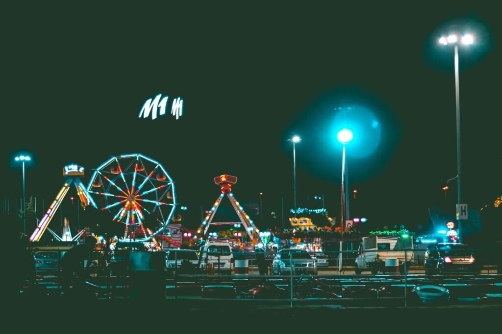 Parc d attractions illuminé la nuit avec grande roue, nocturnes Halloween en Belgique