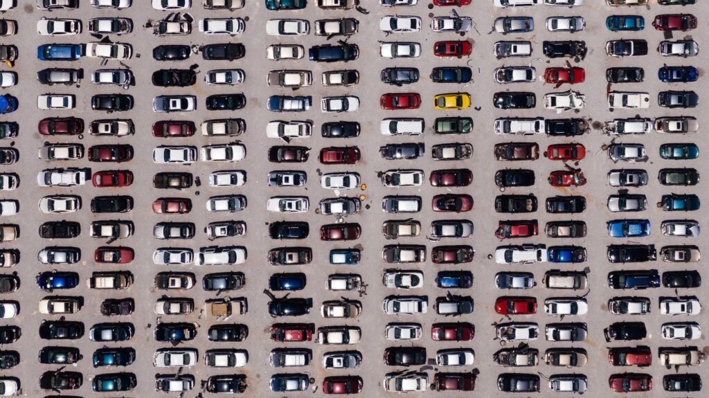 Vue aérienne d un grand parking rempli de voitures, comme le parking de Plopsaland De Panne