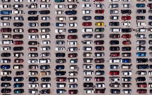 Vue aérienne d un grand parking rempli de voitures, comme le parking de Plopsaland De Panne