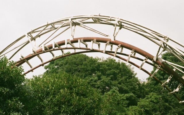Rails de montagnes russes au milieu du feuillage, Phantasialand en automne