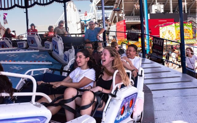 Passagers excités dans une attraction à sensations, comme lors de la première descente de Kondaa à 80 degrés