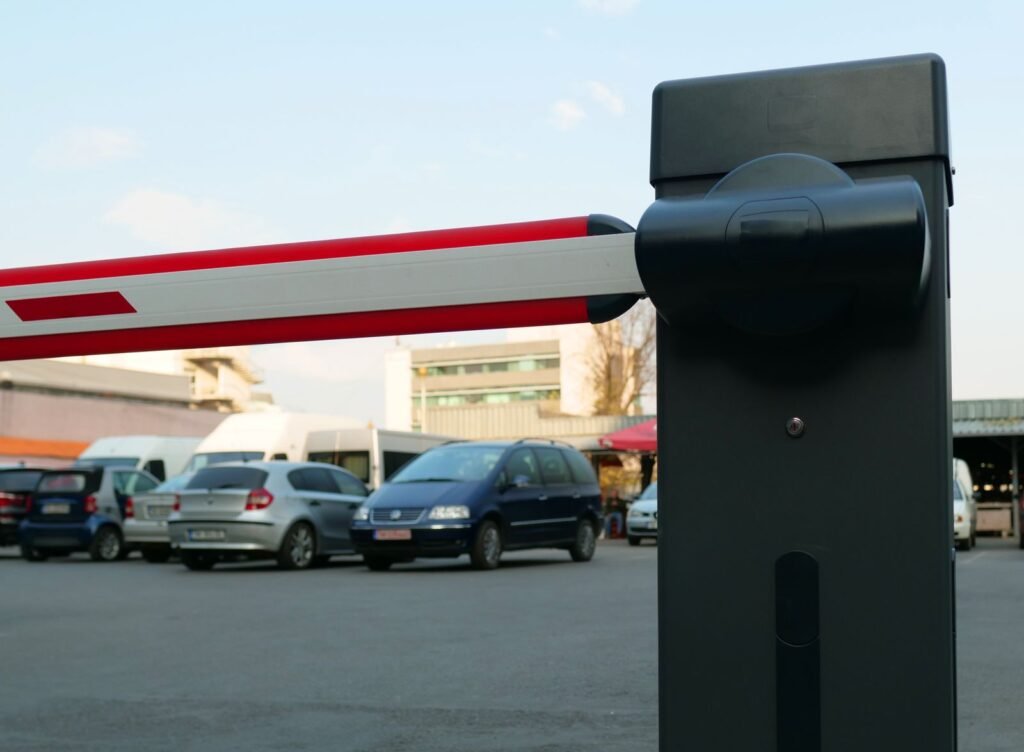 Barrière de parking avec voitures garées, prix du parking de Plopsaland
