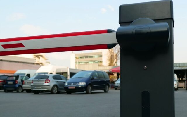 Barrière de parking avec voitures garées, prix du parking de Plopsaland