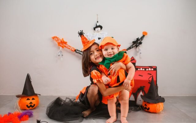 Enfants déguisés en sorcière et en citrouille, soirée Halloween et prix du ticket à Plopsaland