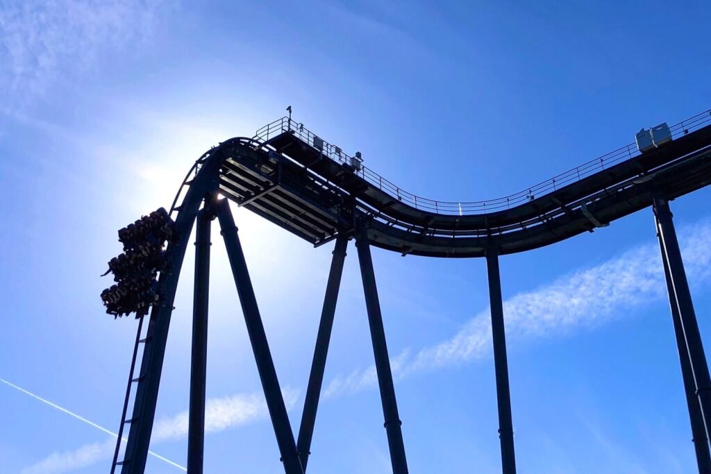 Silhouette de rails de grand huit sous un ciel bleu, pour illustrer le record de hauteur de Kondaa