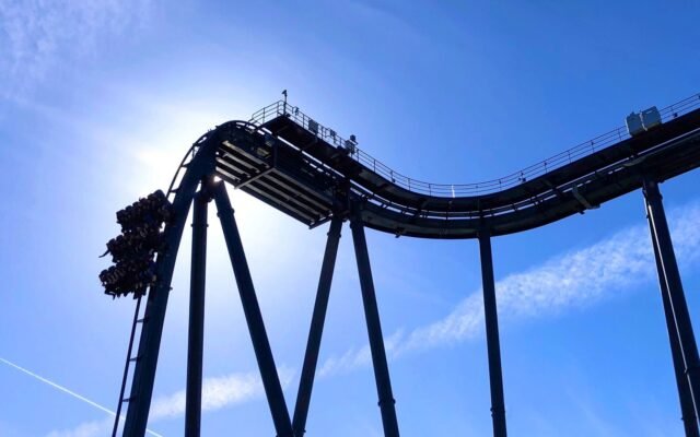Silhouette de rails de grand huit sous un ciel bleu, pour illustrer le record de hauteur de Kondaa