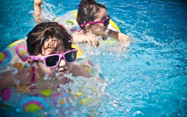 Deux filles avec des bouées dans l'eau, pour une journée Aqualibi et Walibi avec une réduction combinée