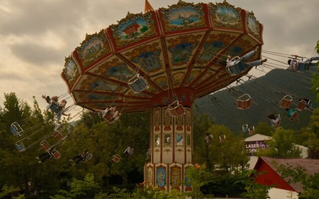 Carrousel volant dans un parc d'attractions, une sortie à prix réduit malgré l'absence de réduction Walibi Solidaris