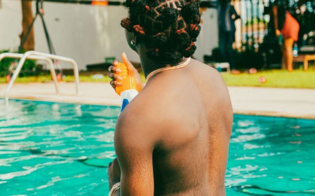 Jeune homme dans une piscine en boxer de bain, l'alternative autorisée au short de bain à Aqualibi