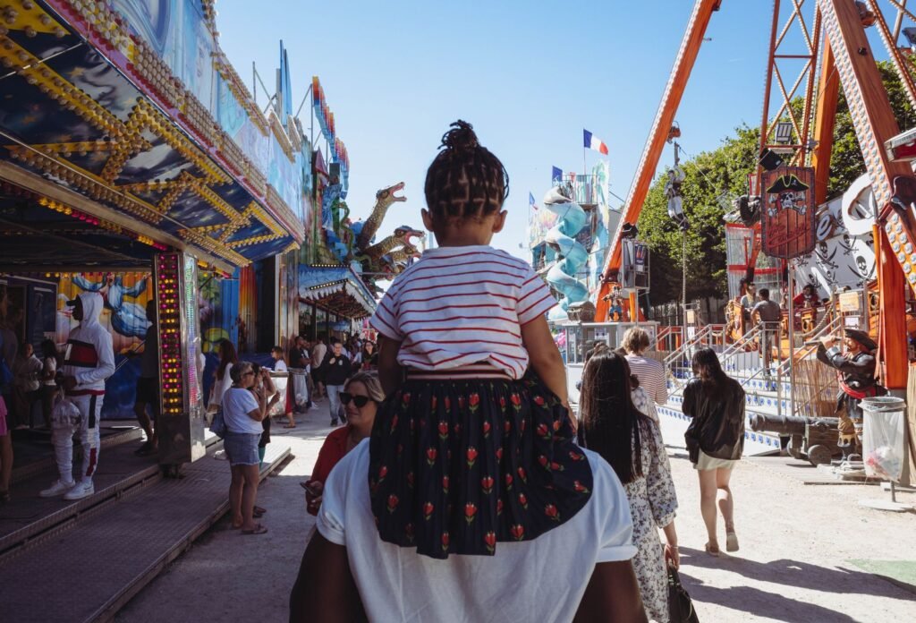 Père qui porte sa fille sur les épaules dans un parc d'attractions, une journée plus fluide avec un Speedy Pass Walibi