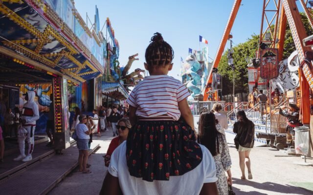 Père qui porte sa fille sur les épaules dans un parc d'attractions, une journée plus fluide avec un Speedy Pass Walibi