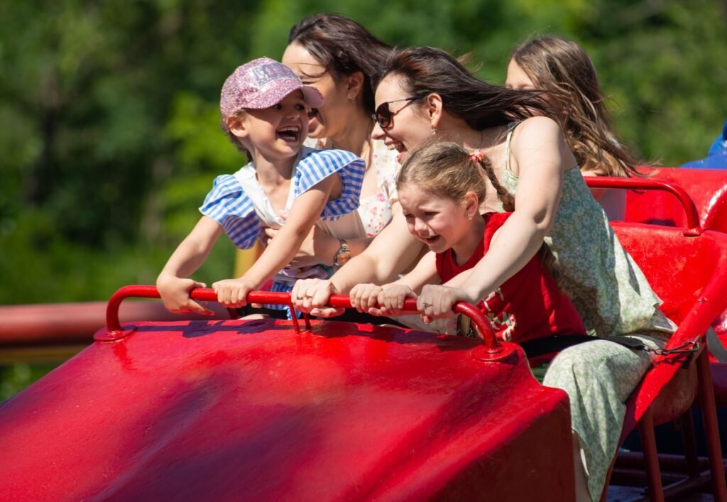 Famille qui rit dans une attraction, idée de sortie pour le tarif Walibi Belgium 2026