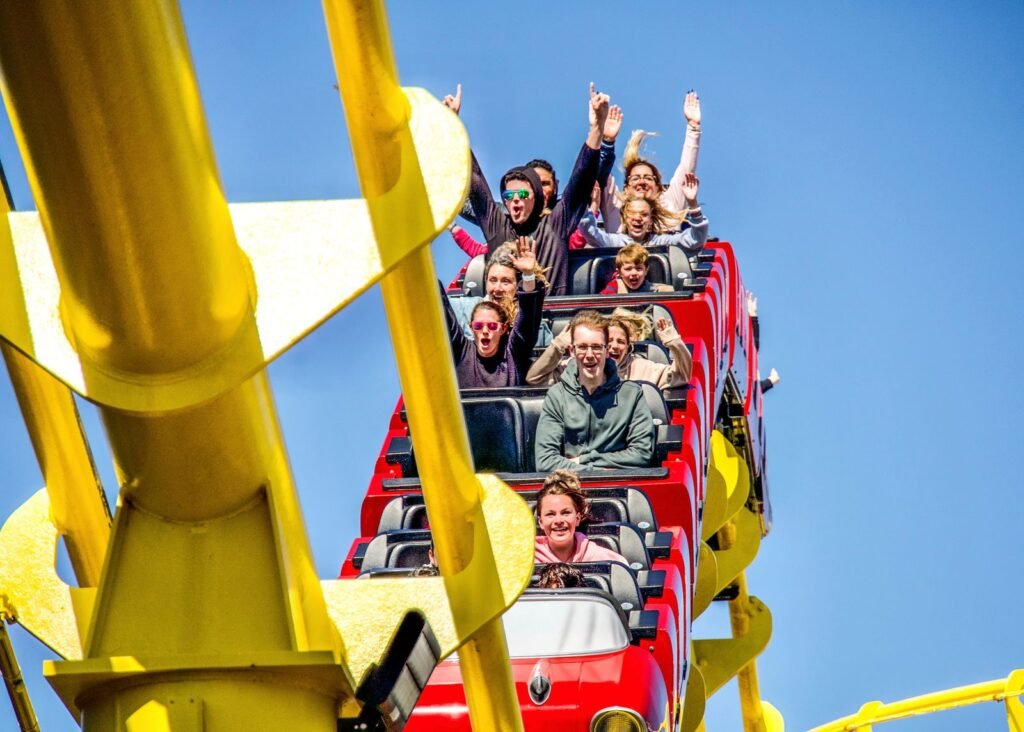 Passagers qui crient dans un grand huit lancé à pleine vitesse, comme la vitesse de Kondaa à Walibi