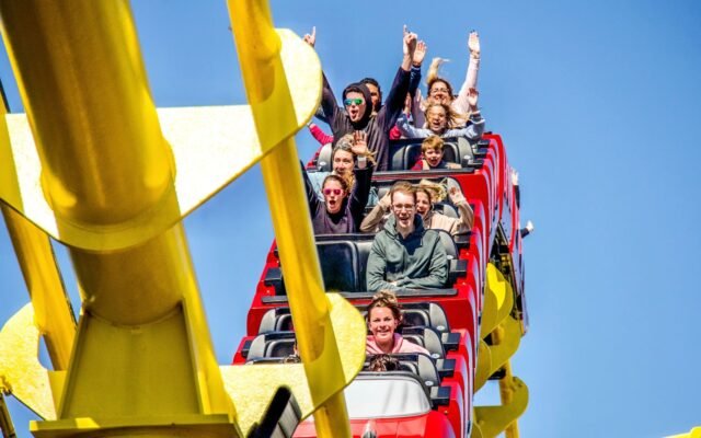 Passagers qui crient dans un grand huit lancé à pleine vitesse, comme la vitesse de Kondaa à Walibi