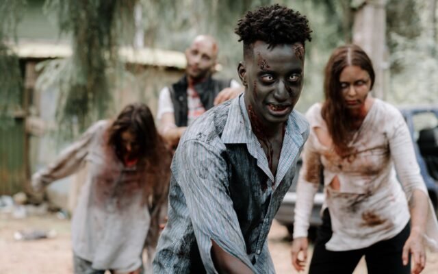 Zombies déguisés dans une forêt, Walloween et Halloween à Walygator Grand Est