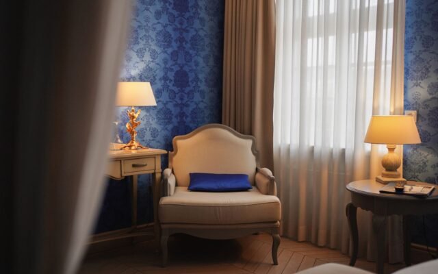 Chambre d hôtel chaleureuse avec fauteuil et lampes, week-end Halloween près d un parc d attractions
